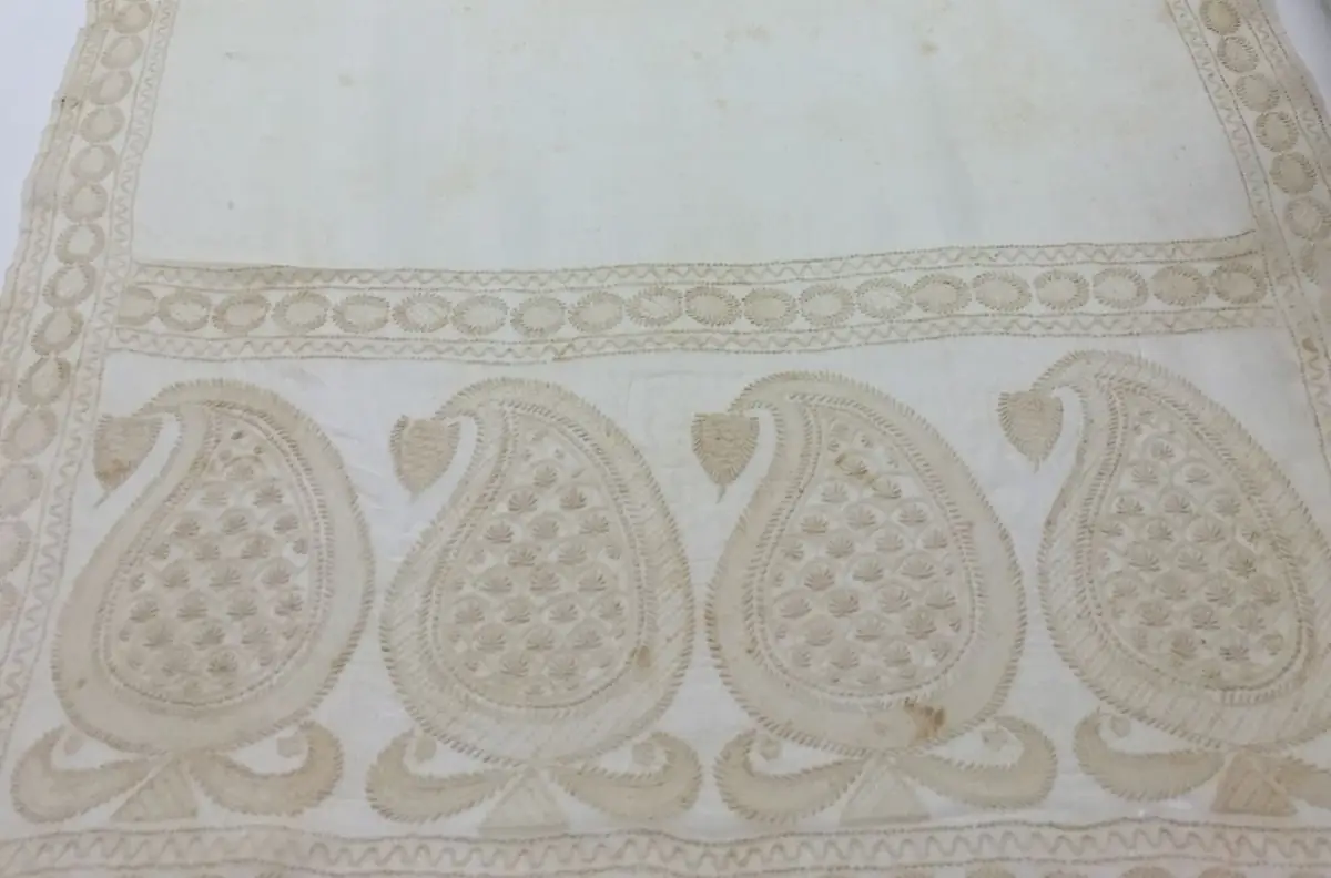 Border of a Dhaka muslin shawl with paisley motifs, early 19th century